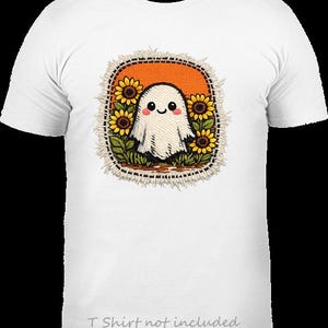 Può includere: Una t-shirt bianca con una toppa rettangolare centrale dai bordi sfilacciati. La toppa raffigura un fantasma dei cartoni animati con guance rosa circondato da girasoli gialli su sfondo arancione. Il testo T Shirt not included è visibile.