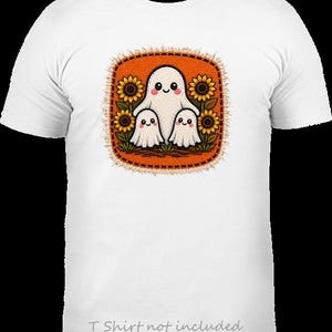 Puede incluir: Una camiseta blanca con un gráfico central de tres fantasmas blancos con mejillas rosadas en un campo de girasoles amarillos. El gráfico se sitúa sobre un fondo cuadrado naranja texturizado con un efecto de borde deshilachado y oscuro.