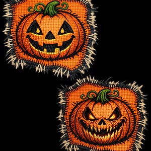 Puede incluir: Dos parches bordados cuadrados con calabazas de Halloween naranjas sobre un fondo naranja texturizado con bordes negros deshilachados. La calabaza superior tiene una cara sonriente, mientras que la inferior muestra una mueca amenazante.