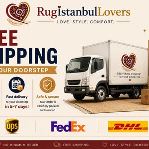K&ouml;nnte beinhalten: Ein wei&szlig;er Lieferwagen neben einem Stapel Pappkartons mit dem RugistanbulLovers-Logo. Die Grafik enth&auml;lt Text mit dem Hinweis auf kostenlosen Versand bis an die Haust&uuml;r, heute bestellen, schnelle Lieferung in 5-7 Tagen und sicher.