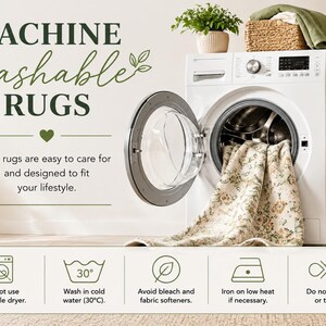 K&ouml;nnte beinhalten: Eine wei&szlig;e Frontlader-Waschmaschine mit offener T&uuml;r, in der ein cremefarbener Teppich mit Blumenmuster liegt. Der Text lautet MACHINE WASHABLE RUGS und die Pflegehinweise enthalten Symbole f&uuml;r Kaltw&auml;sche, kein Bleichmittel und kein Auswringen.