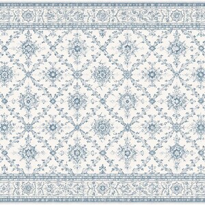 K&ouml;nnte beinhalten: Ein rechteckiger Teppich mit wei&szlig;em Hintergrund und einem sich wiederholenden blauen Blumen- und Gittermuster. Der Teppich ist von einer breiten, komplizierten Bord&uuml;re umrahmt, die detaillierte blaue und wei&szlig;e florale Motive und symmetrische Formen enth&auml;lt.