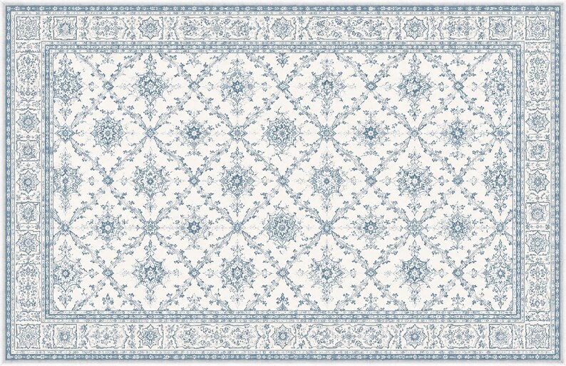K&ouml;nnte beinhalten: Ein rechteckiger Teppich mit wei&szlig;em Hintergrund und einem sich wiederholenden blauen Blumen- und Gittermuster. Der Teppich ist von einer breiten, komplizierten Bord&uuml;re umrahmt, die detaillierte blaue und wei&szlig;e florale Motive und symmetrische Formen enth&auml;lt.