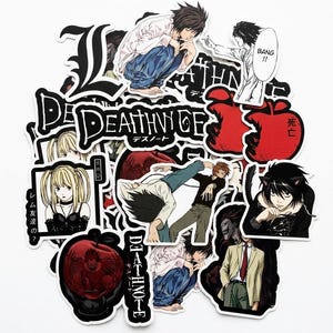 Könnte beinhalten: Eine Sammlung von Aufklebern im Anime-Stil mit Charakteren und Bildern aus der Death Note-Serie. Die Aufkleber zeigen verschiedene Charaktere, rote Äpfel und japanischen Text. Die Aufkleber sind in Schwarz, Weiß und Rot gehalten.