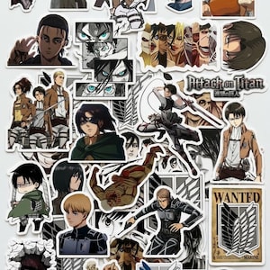 Puede incluir: Una colección de pegatinas de estilo anime con personajes e imágenes de la serie "Attack on Titan". Las pegatinas muestran varios personajes en poses de acción y retratos, con una mezcla de diseños en color y blanco y negro. El logotipo de "Attack on Titan" también es visible.