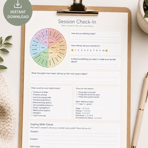 Könnte beinhalten: Ein Therapie-Arbeitsblatt mit dem Titel Session Check-In auf einem Klemmbrett. Es enthält ein Gefühlsrad mit verschiedenen Emotionen, Abschnitte zur emotionalen Intensität, Gedanken, Wellness-Check-ins und einen Bereich zur Überprüfung von Bewältigungsstrategien.
