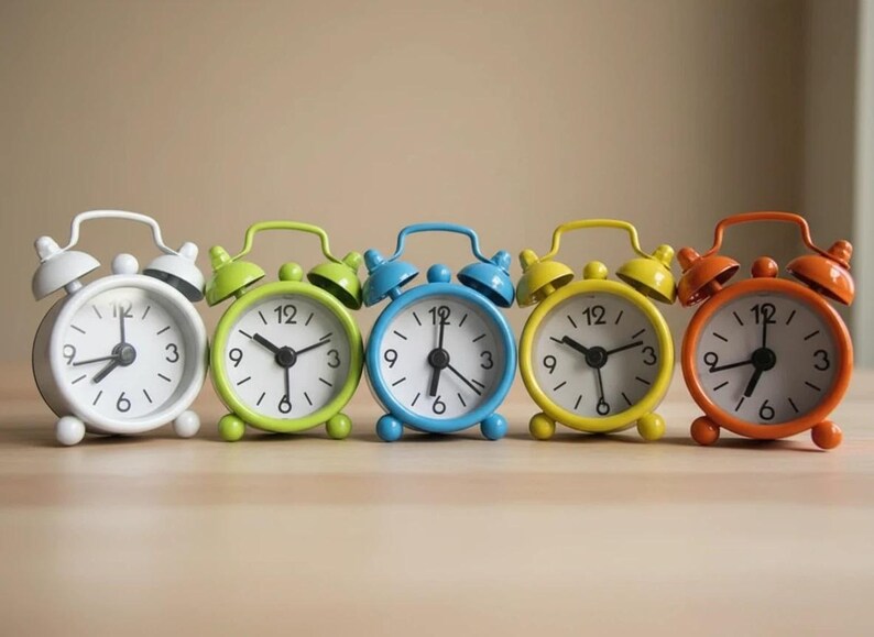 Small Analog Alarm Clock, Mini Metal Clock for Desk or Bedside, Cute ...