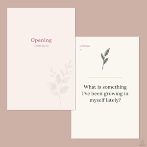 K&ouml;nnte beinhalten: Zwei rechteckige Karten mit hellcremefarbenem Hintergrund. Die linke Karte zeigt den Text Opening Cards 19-24 und eine blasse botanische Illustration. Die rechte Karte zeigt den Text OPENING 21, ein kleines gr&uuml;nes Blattsymbol und die Frage What is something I've been growing in myself lately?