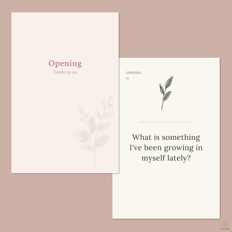 K&ouml;nnte beinhalten: Zwei rechteckige Karten mit hellcremefarbenem Hintergrund. Die linke Karte zeigt den Text Opening Cards 19-24 und eine blasse botanische Illustration. Die rechte Karte zeigt den Text OPENING 21, ein kleines gr&uuml;nes Blattsymbol und die Frage What is something I've been growing in myself lately?