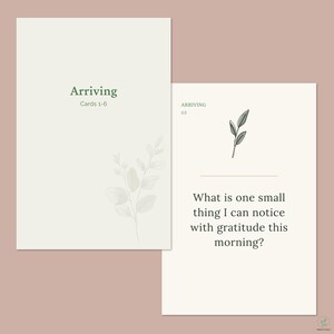 K&ouml;nnte beinhalten: Zwei cremefarbene rechteckige Karten mit dunkelgr&uuml;nem Text und botanischen Illustrationen. Die linke Karte zeigt Arriving Cards 1-6. Die rechte Karte zeigt Arriving 03 und What is one small thing I can notice with gratitude this morning?