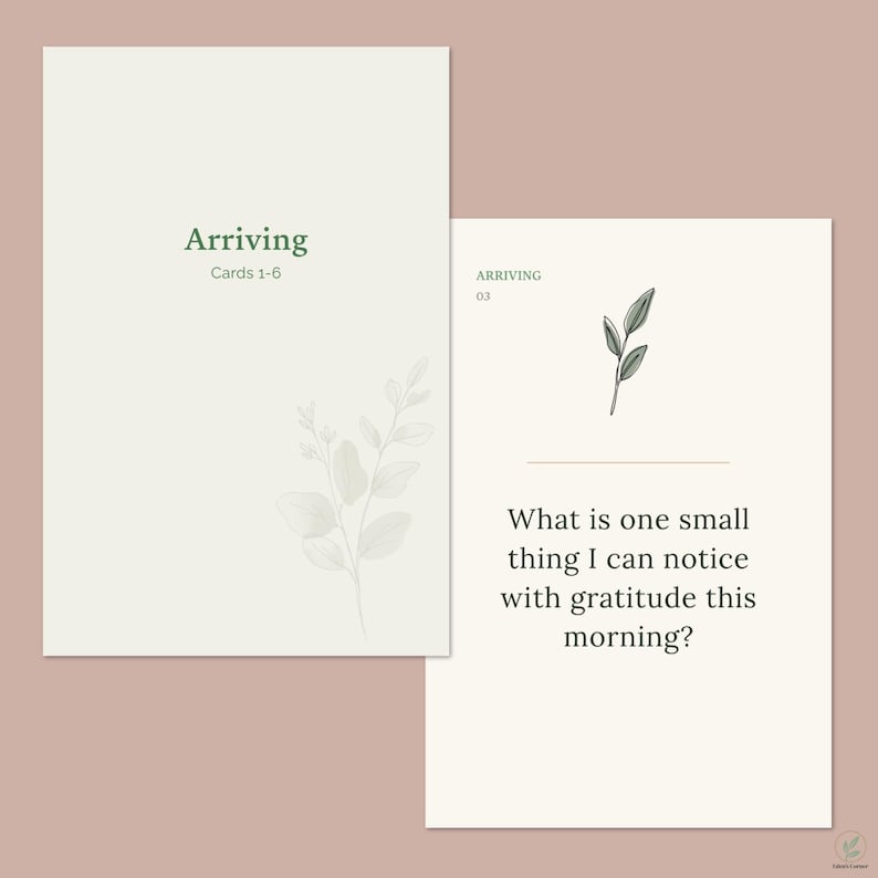 K&ouml;nnte beinhalten: Zwei cremefarbene rechteckige Karten mit dunkelgr&uuml;nem Text und botanischen Illustrationen. Die linke Karte zeigt Arriving Cards 1-6. Die rechte Karte zeigt Arriving 03 und What is one small thing I can notice with gratitude this morning?