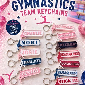 Op de afbeelding: Een verzameling gepersonaliseerde sleutelhangers voor gymnastiekteams in verschillende kleuren, waaronder roze, blauw en rood. Elke sleutelhanger heeft een turnfiguur en een naam of zin zoals "Got Chalk?" of "Beam Queen."