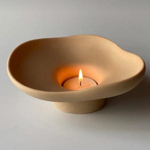 Könnte beinhalten: Ein rustikales Holzschild mit dem handgeschriebenen Text "Welcome". Das Schild ist weiß gestrichen mit einem Used-Look und einem schlichten, eleganten Design. Perfekt für die Haustür.