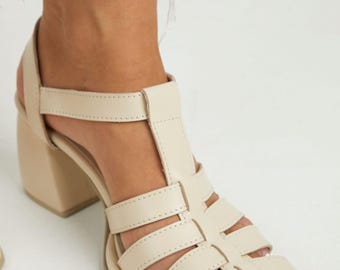Sandalias de cuero beige, zapatos de mujer con tacón de bloque, tira en T y punta cuadrada.