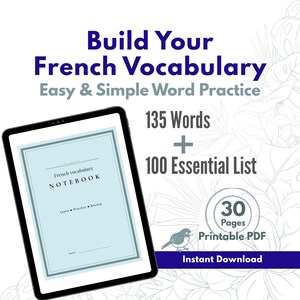 Puede incluir: Una descarga digital para la práctica del vocabulario francés. La imagen presenta una tableta que muestra un cuaderno azul claro con el texto "French Vocabulary Notebook". El texto "Build Your French Vocabulary" está en la parte superior, con "Easy & Simple Word Practice" debajo. Incluye 135 palabras y una lista de 100 palabras.