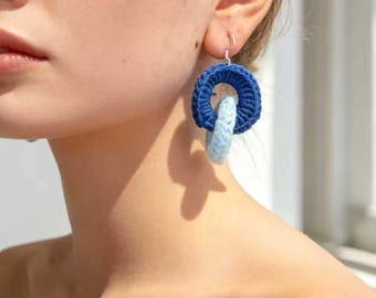 Handgemaakte oorbellen van gehaakt garen, retro gebreide lushangers, zachte boho-stijl met textuur