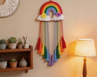Handgemaakt noords macramé-tapijt met regenboog, boho-kunst aan de muur kwast (decor van de kinderkamer)