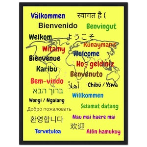 Puede incluir: Un póster enmarcado con un fondo amarillo y un contorno de mapa del mundo. El póster muestra la palabra "Bienvenido" en varios idiomas, incluidos inglés, español, francés y japonés. El marco es negro.