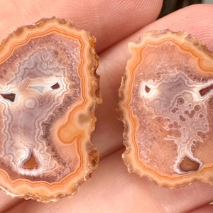 Par de ágatas de Malawi pulidas a mano – Colores vibrantes, mitades con diseño de rostro