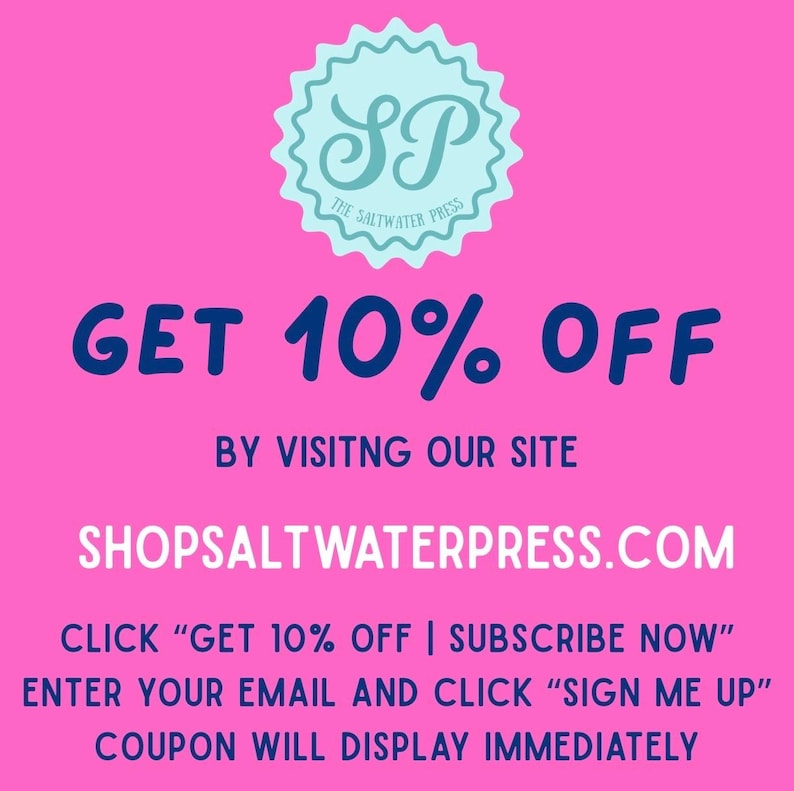 Op de afbeelding: Een felroze promotionele afbeelding met een lichtblauw geschulpt logo met de tekst SP THE SALTWATER PRESS. De tekst luidt GET 10% OFF BY VISITNG OUR SITE SHOPSALTWATERPRESS.COM, gevolgd door instructies om op GET 10% OFF | SUBSCRIBE NOW te klikken.