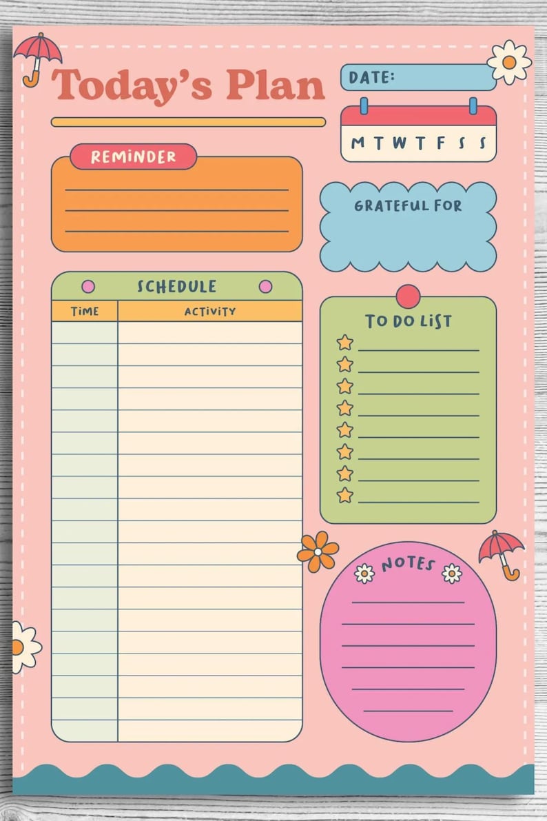 Op de afbeelding: Een roze dagplanner met de titel Today's Plan, voorzien van secties voor herinneringen, een kalender, een dagschema, een dankbaarheidslijst, een takenlijst met ster-checkboxen en een notitiegedeelte versierd met paraplu's en bloemen.