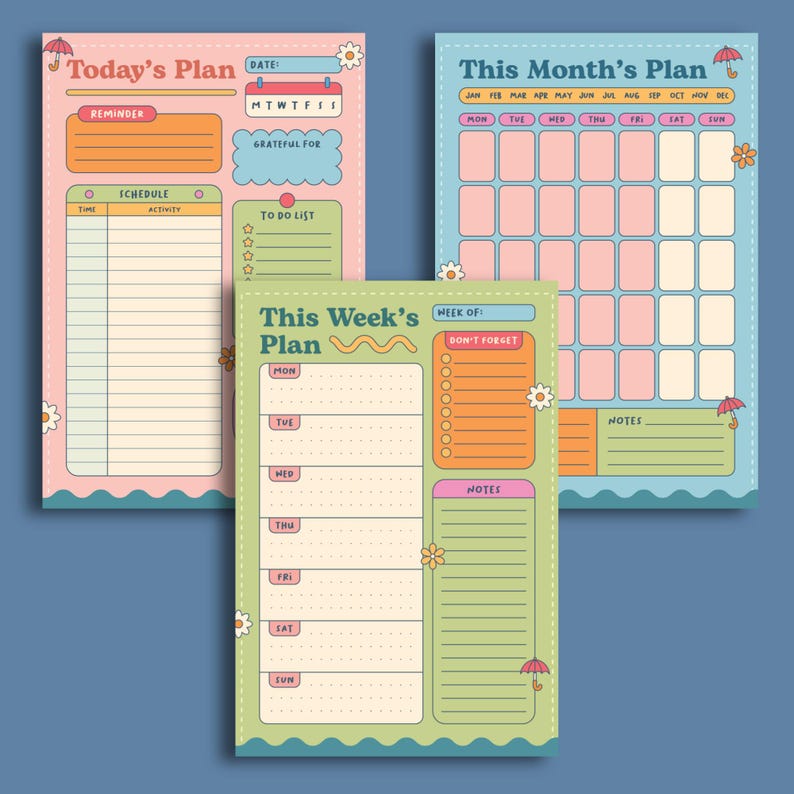 Op de afbeelding: Drie rechthoekige papieren planners met de titels Today's Plan, This Month's Plan en This Week's Plan. De ontwerpen bevatten pastelkleuren, bloemaccenten en kleine paraplu-illustraties. Elk vel bevat georganiseerde secties voor planning, herinneringen en notities met duidelijke koppen en rasterindelingen.