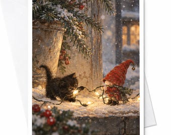 Kerstkaart met kitten en kabouter, schattige kerstkaart met wintertafereel voor kattenliefhebbers, feestelijke verlichting en besneeuwde omgeving C8232
