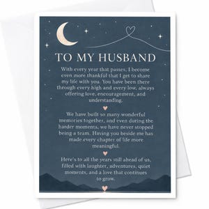 Könnte beinhalten: Eine Grußkarte mit dunkelblauem Nachthimmel-Hintergrund, einer Mondsichel, Sternen und Bergsilhouetten. Der Text lautet: TO MY HUSBAND, gefolgt von einer sentimentalen Botschaft über das gemeinsame Leben, Erinnerungen und kommende Jahre.