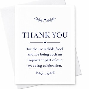 以下が含まれることがあります： THANK YOU for the incredible food and for being such an important part of our wedding celebration.と書かれた濃い青色の文字が印刷された白い長方形のグリーティングカード。上下には小さな葉のモチーフとハートがあしらわれています。