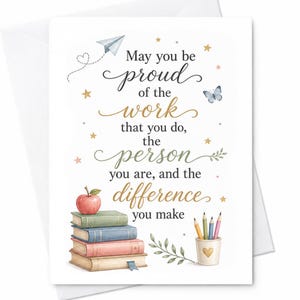 Puede incluir: Una tarjeta de felicitación con el texto May you be proud of the work that you do, the person you are, and the difference you make. El diseño incluye una pila de cuatro libros, una manzana roja, un vaso con lápices de colores, una mariposa y estrellas.
