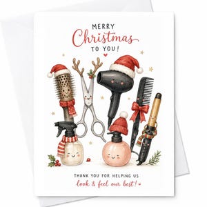Può includere: Un biglietto d'auguri con strumenti per parrucchieri animati, tra cui una spazzola tonda, forbici, asciugacapelli, pettine, spruzzino e arricciacapelli, che indossano cappelli di Babbo Natale e sciarpe. Testo: Merry Christmas to you! Thank you for helping us look & feel our best!