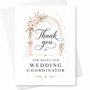 Może przedstawiać: Biała kartka okolicznościowa z złotym łukiem ślubnym ozdobionym różowymi różami i drapowaną tkaniną. Tekst brzmi Thank you for being our wedding coordinator czcionką skryptową i szeryfową, z akcentami w postaci małych złotych gwiazdek i serc.