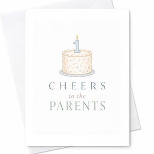 Puede incluir: Una tarjeta de felicitación blanca con una ilustración en acuarela de un pastel redondo con glaseado blanco, chispas de colores y una vela azul claro con forma de número uno. El texto dice CHEERS to the PARENTS en azul y rosa.