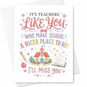 Puede incluir: Una tarjeta de felicitación blanca con ilustraciones coloridas de una escuela, un lápiz, una manzana y un libro abierto. El texto dice: IT'S TEACHERS LIKE YOU WHO MAKE SCHOOL A NICER PLACE TO BE! I'LL MISS YOU, rodeado de corazones y estrellas.