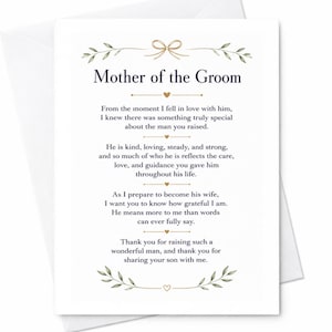 Puede incluir: Una tarjeta de felicitación blanca con el texto Mother of the Groom en fuente serif negra. La tarjeta incluye un poema sobre la gratitud, decorado con lazos dorados, pequeños corazones y ramas de hojas verdes en los bordes superior e inferior.