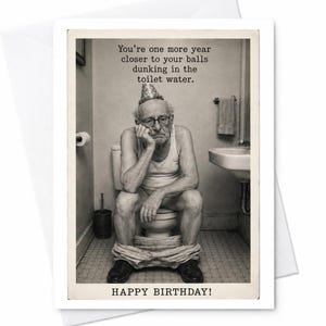 Könnte beinhalten: Eine rechteckige Grußkarte mit einem Schwarz-Weiß-Foto einer älteren Person mit Partyhut, die auf einer Toilette sitzt. Der Text lautet: You're one more year closer to your balls dunking in the toilet water. HAPPY BIRTHDAY!