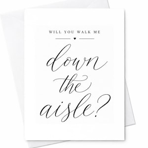 Könnte beinhalten: Eine weiße Karte mit dem Text "WILL YOU WALK ME DOWN THE AISLE?" in eleganter schwarzer Schrift. Die Karte befindet sich in einem weißen Umschlag, ideal für einen Heiratsantrag oder eine Einladung.