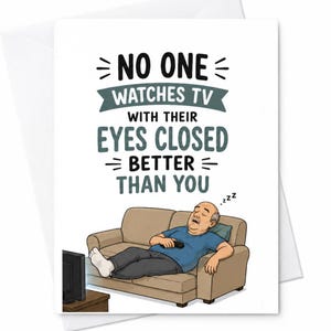 Peut inclure: Carte de vœux blanche avec une illustration de dessin animé. La carte présente le texte "PERSONNE NE REGARDE LA TÉLÉVISION LES YEUX FERMÉS MIEUX QUE VOUS." En dessous, une illustration d'une personne dormant sur un canapé avec une télécommande.