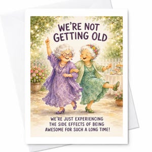 Może przedstawiać: Kartka okolicznościowa z ilustracją dwóch starszych osób tańczących w ogrodzie. Tekst brzmi: WE'RE NOT GETTING OLD. WE'RE JUST EXPERIENCING THE SIDE EFFECTS OF BEING AWESOME FOR SUCH A LONG TIME! Jedna osoba ma na sobie fioletową sukienkę, druga zieloną sukienkę.