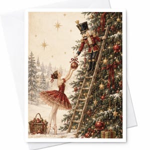 Puede incluir: Una tarjeta de felicitación ilustrada que muestra a una bailarina con vestido rojo entregando un adorno esférico a un cascanueces sobre una escalera de madera. La escena incluye un árbol de Navidad decorado, una cesta y un pueblo nevado.