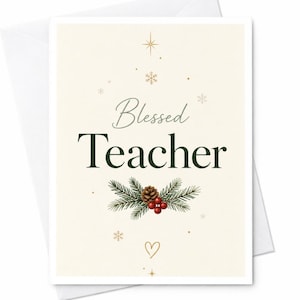 Può includere: Un biglietto d'auguri color crema con la scritta Blessed Teacher in verde scuro e caratteri corsivi. Il design presenta un'illustrazione centrale di rami di pino, una pigna marrone e bacche rosse, accentuata da stelle e fiocchi di neve dorati.