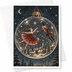 Peut inclure: Une carte de vœux représentant une boule de Noël en verre transparent contenant une ballerine en tutu rouge et un soldat casse-noisette flottant au-dessus d'un village enneigé. Le fond est un ciel nocturne bleu foncé étoilé avec un croissant de lune.
