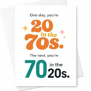Op de afbeelding: Een witte wenskaart met bijpassende envelop. De kaart bevat de tekst "One day, you're 20 in the 70s. The next, you're 70 in the 20s." in oranje, blauwgroen en zwart, met sterretjes.