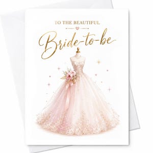 Puede incluir: Una tarjeta de felicitación blanca con el texto dorado TO THE BEAUTIFUL Bride-to-be sobre una ilustración de un vestido de gala rosa pálido en un maniquí. El vestido tiene escote corazón, falda de tul con purpurina dorada y un ramo de flores.