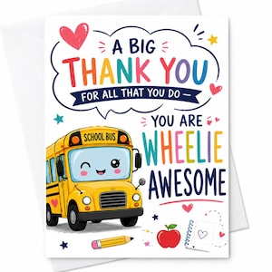 Könnte beinhalten: Weiße Grußkarte mit einer gelben Schulbus-Illustration und dem Text "A BIG THANK YOU FOR ALL THAT YOU DO - YOU ARE WHEELIE AWESOME." Enthält einen roten Apfel, einen Bleistift und Herzen.