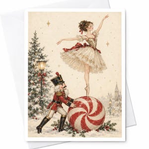 Peut inclure: Une carte de vœux illustrée montrant une ballerine en tutu crème debout sur un gros bonbon à la menthe rouge et blanc. Un casse-noisette en uniforme rouge se tient à côté du bonbon, avec un sapin de Noël enneigé et un village en arrière-plan.