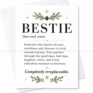 Puede incluir: Una tarjeta de felicitación blanca con el texto negro BESTIE [bes-tee] noun. seguido de una definición que describe a un mejor amigo, rodeado de ramas de pino verdes, bayas rojas y estrellas doradas impresas en los bordes superior e inferior.