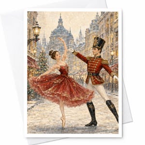 Peut inclure: Une carte de vœux illustrant une ballerine en tutu rouge et un soldat casse-noisette en uniforme rouge dansant sur une rue pavée. L'arrière-plan montre une place de ville européenne enneigée avec des bâtiments ornés et des réverbères.