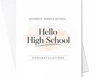 Puede incluir: Una tarjeta de felicitación blanca con un sobre a juego. La tarjeta presenta el texto "Goodbye Middle School" encima de "Hello High School" en negrita, con "Congratulations" debajo. Un diseño de acuarela melocotón suave está detrás de las palabras.