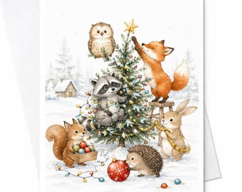 森の動物たちがクリスマスツリーを飾るカード　動物好きのための可愛いホリデーグリーティングカード　冬の風景が描かれたクリスマスカード C3838